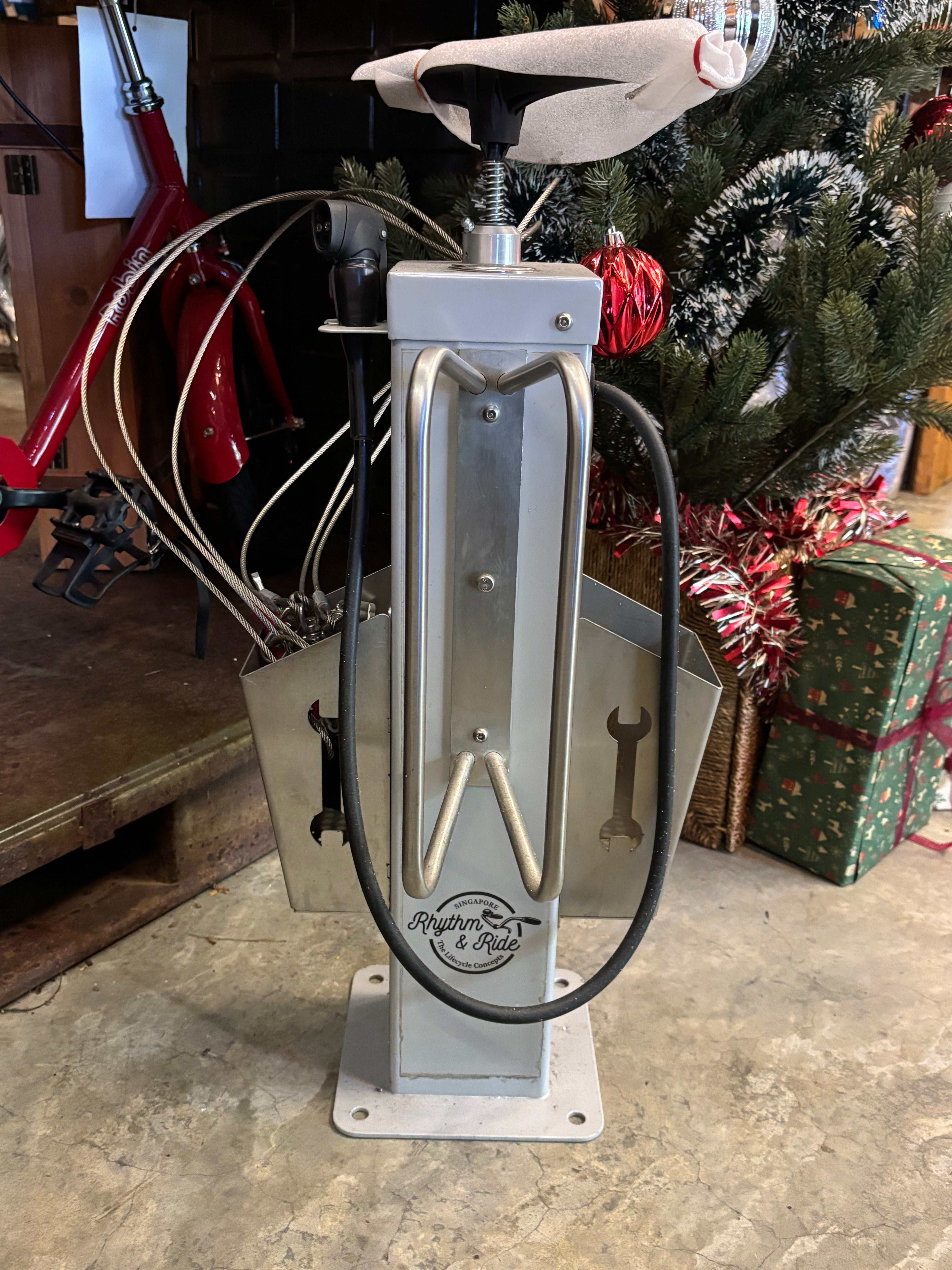 Bike Repair Station IBOMBO PRS-sV20 RAL 9006 (Custom Rhythm&Ride Decal)